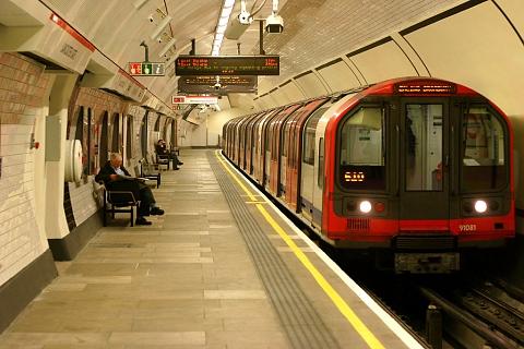 Трепят се в метрото в Лондон от страх заради ковид